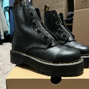 New in box Dr Marten platform Sinclair style boots